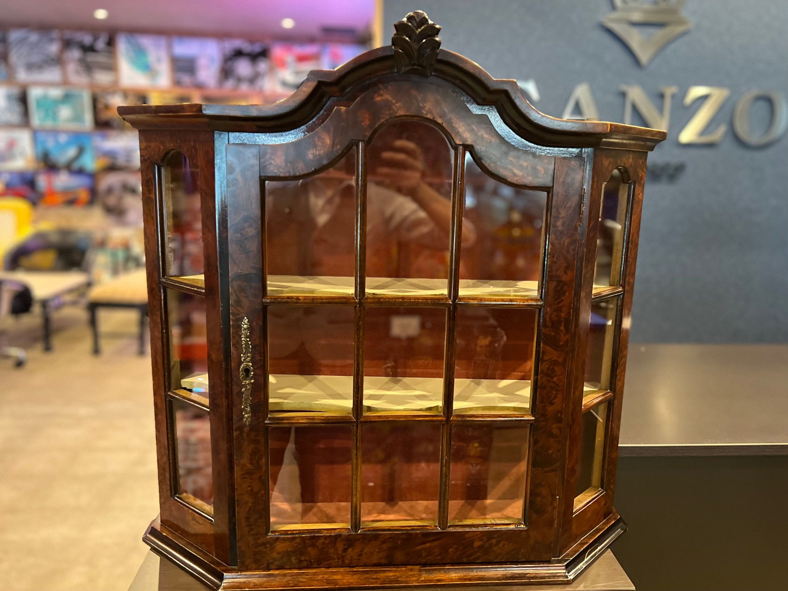  イギリスアンティーク　ウォールキャビネット　ディスプレイキャビネットのご紹介🌟